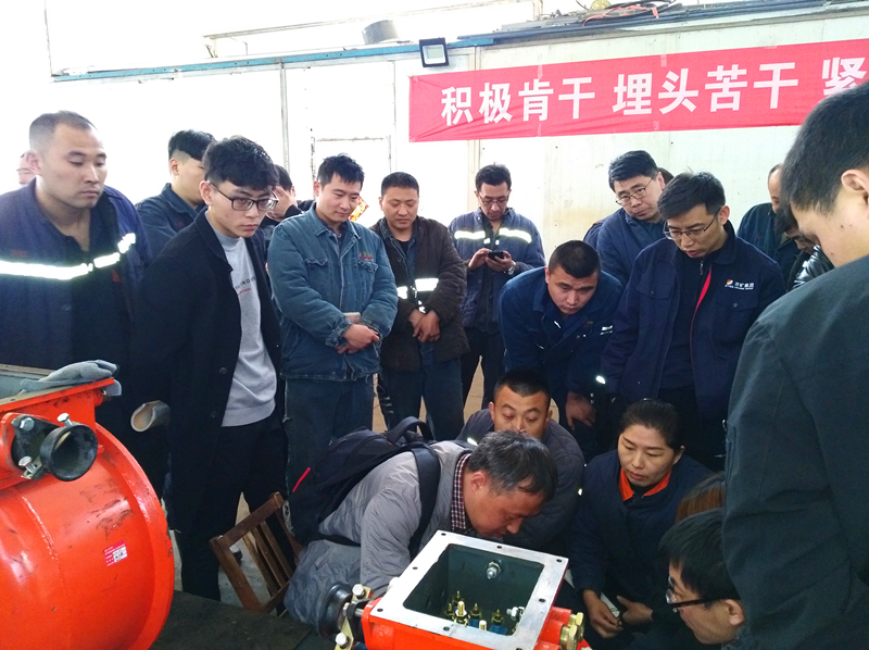 我矿邀请厂家技术人员为职工现场讲解