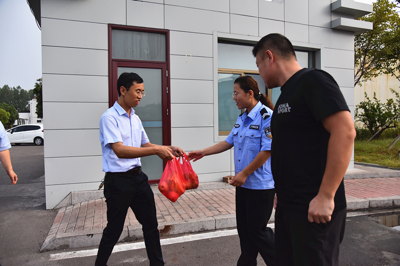 刘金伟代表班子成员中秋节慰问在岗职工
