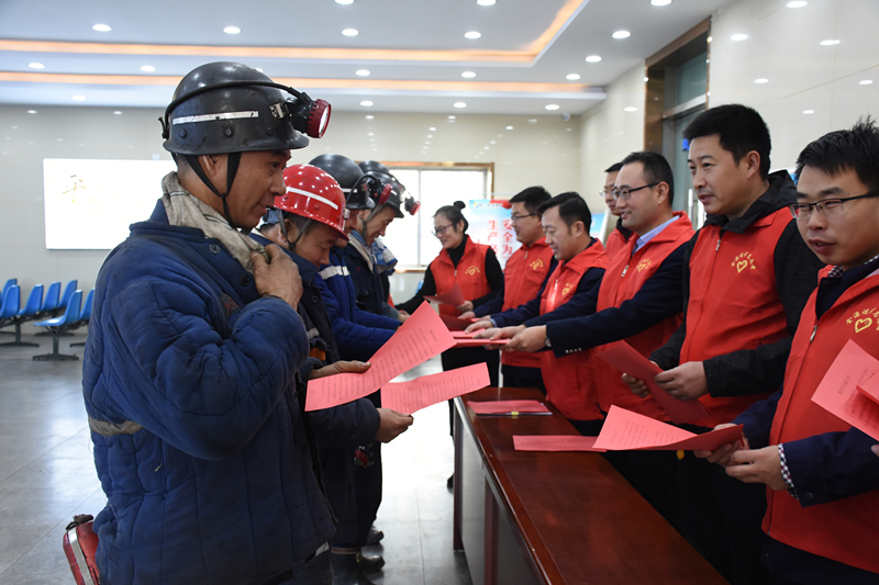 1.金源煤矿生产党支部向职工发放《安全生产倡议书》(1)_副本.jpg